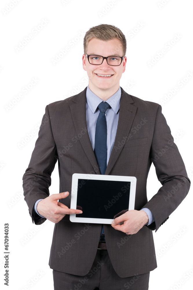 Junger lächelnder Mann zeigt auf ein Tablet Junger lächelnder Mann zeigt auf ein Tablet