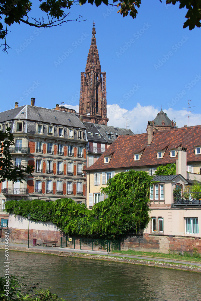 Naklejka premium Strasbourg au bord de l'eau ( Alsace, France)