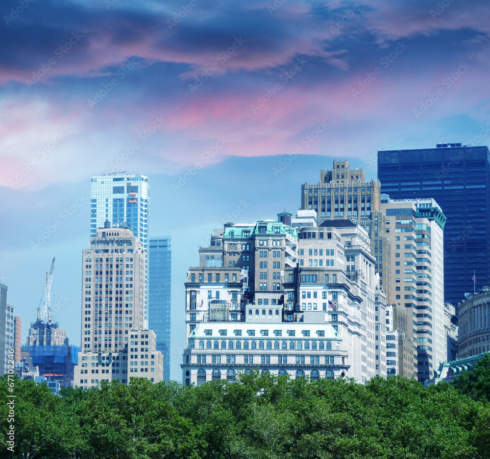 Obraz premium New York City. Manhattan skyline with beautiful sky at dusk