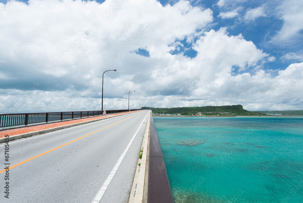 沖縄の海・浜比嘉大橋