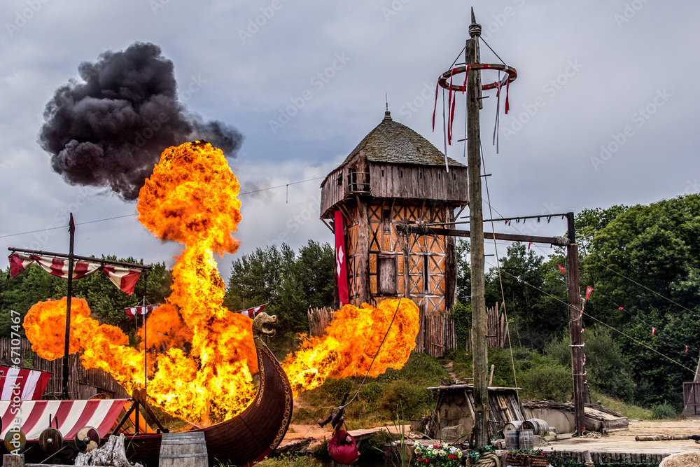 Obraz premium L'attaque du Fort de l'An mil par les Vickings au Puy du Fou