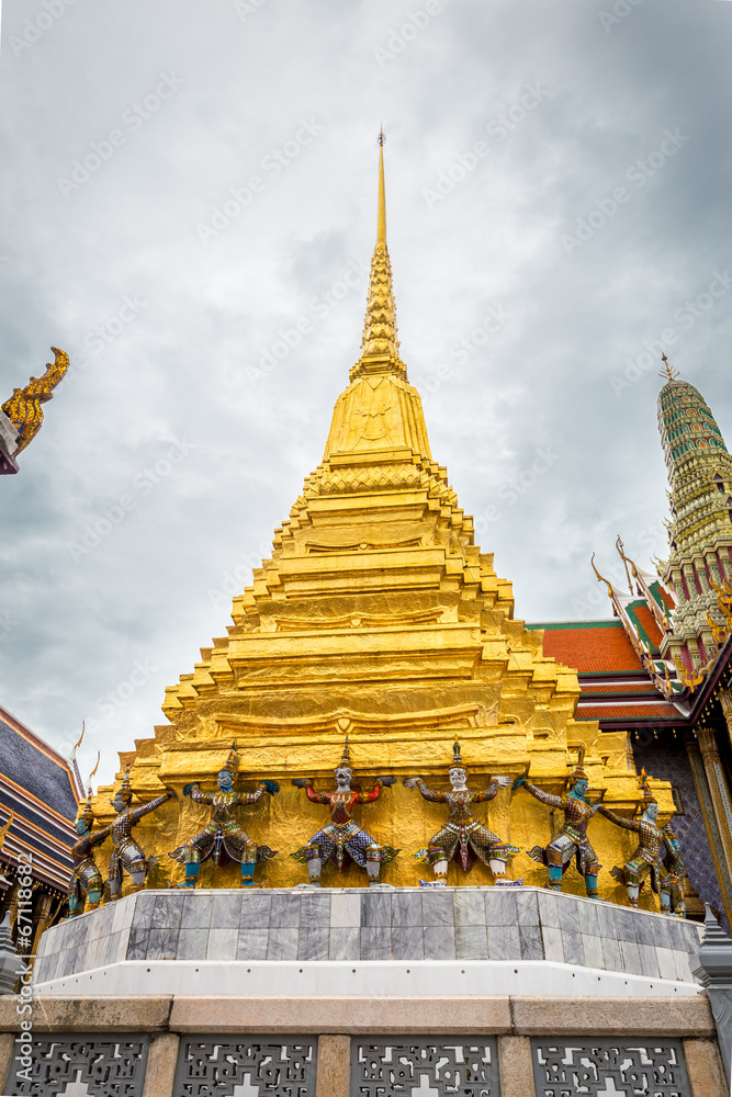 Fototapeta premium Golden Stupa of Temple of Emerald Buddha