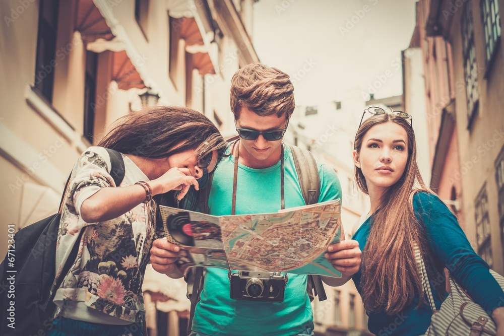 Obraz premium Multi ethnic friends tourists with map in old city