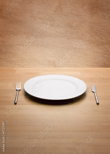 Gedeck auf Holztisch