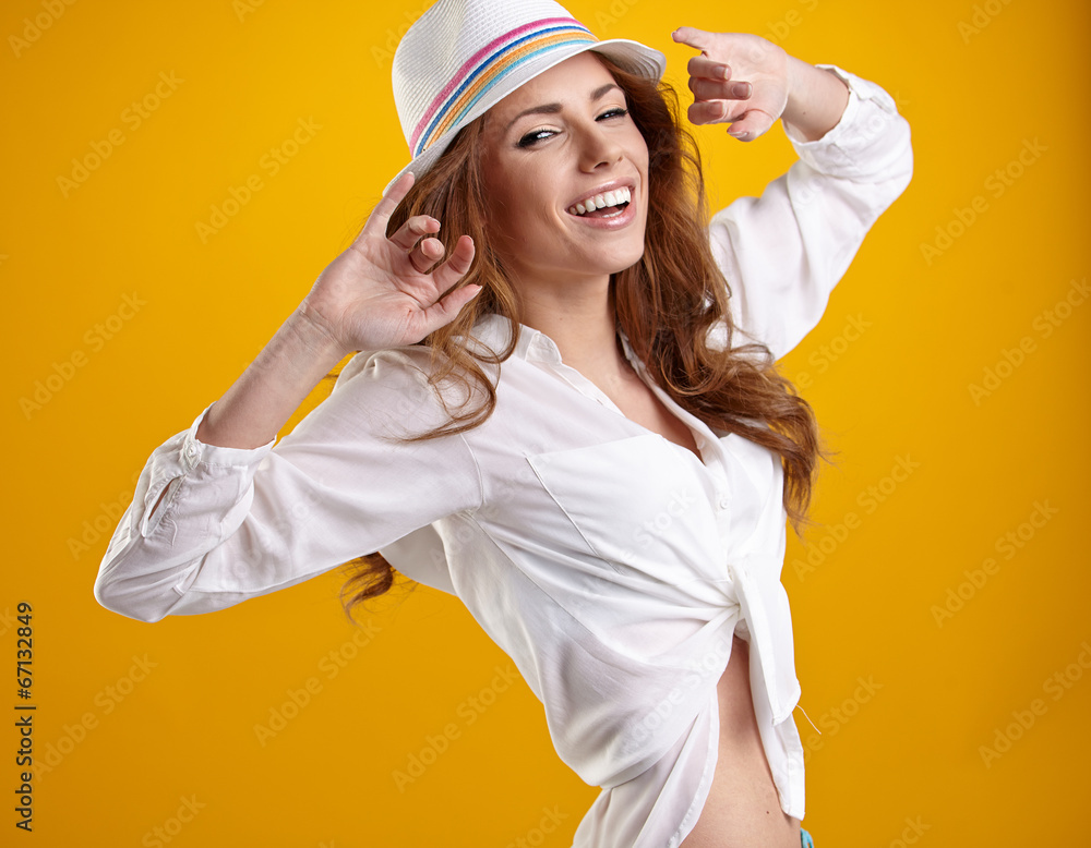 Summer smiling woman in studio portrait - obrazy, fototapety, plakaty 