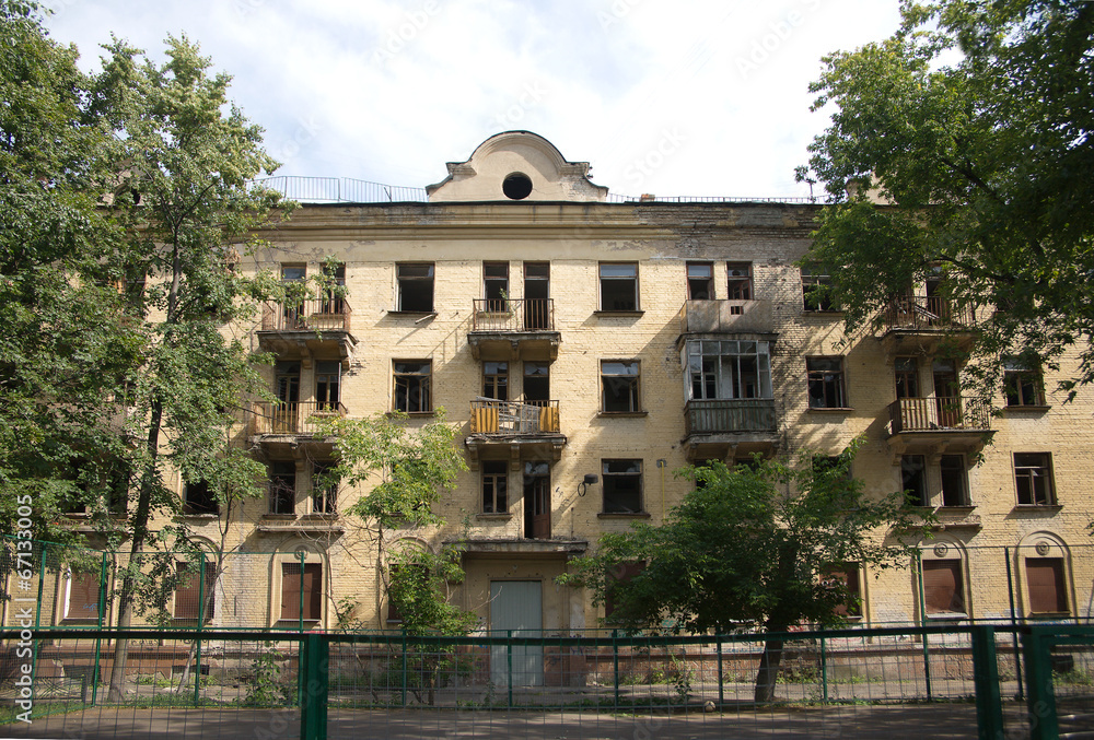 Obraz premium Abandoned uninhabited house before renovation front view