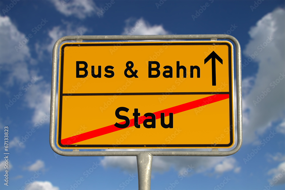 Deutsches Ortsschild Stau und Bahn und Bus