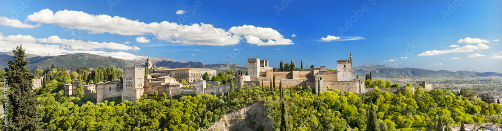 Panorama of the famous Alhambra palace in Granada, Spain. - obrazy, fototapety, plakaty 