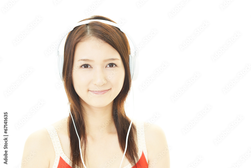 音楽を聴く女性