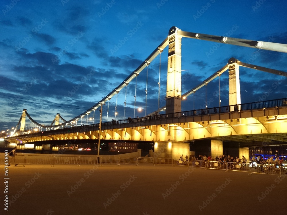 Obraz premium A bridge illuminated at the night in Moscow