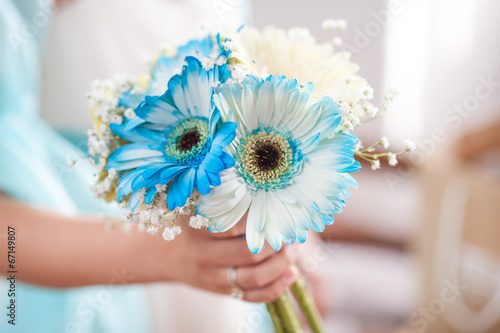 bouquet sposa di gerbere bianche azzurre e mughetti photo