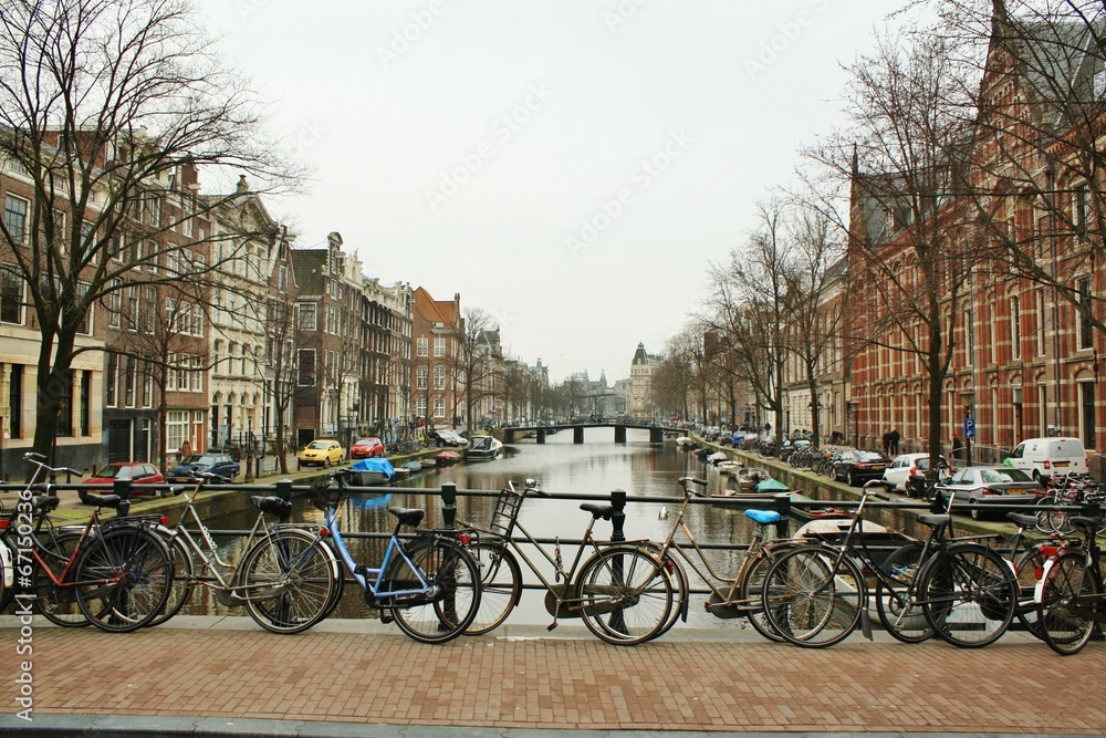 アムステルダム　運河と自転車