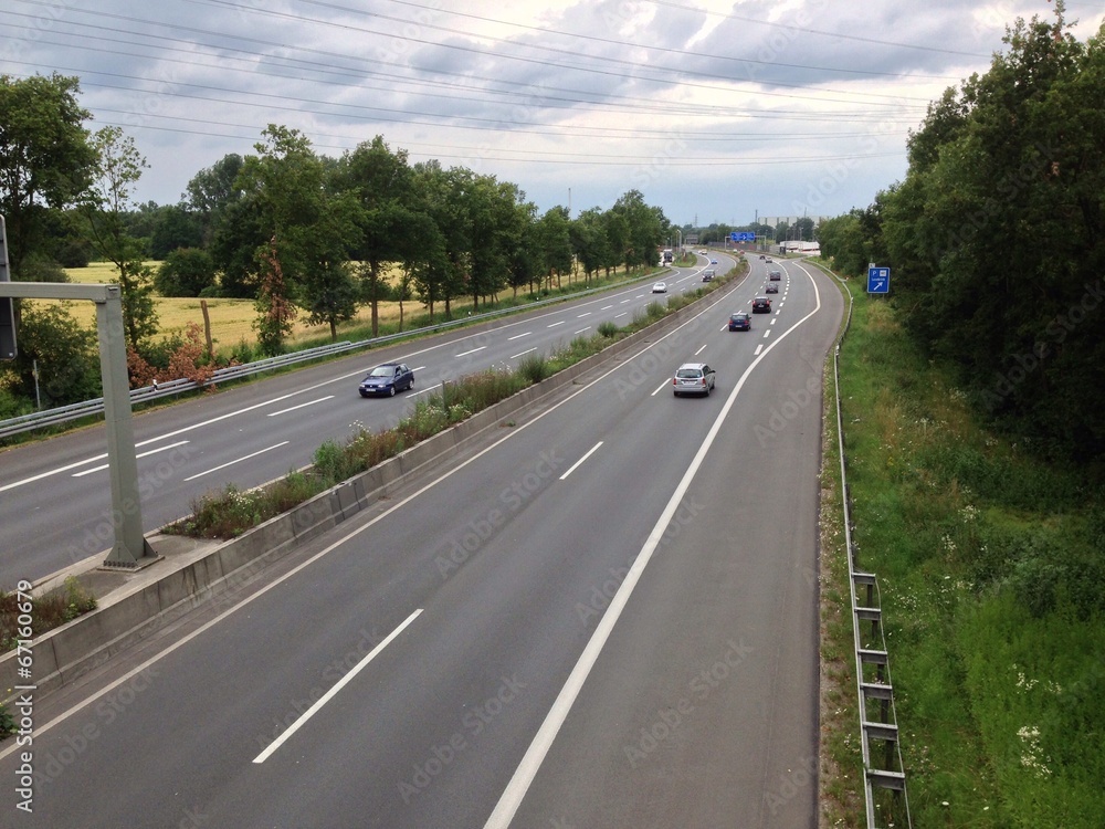 Mit dem Auto auf der Autobahn unterwegs