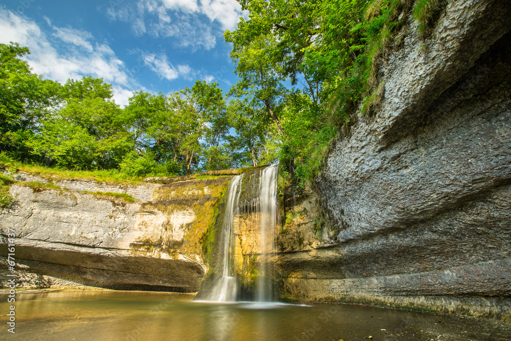 Fototapeta premium la vallée aux 7 cascades JURA