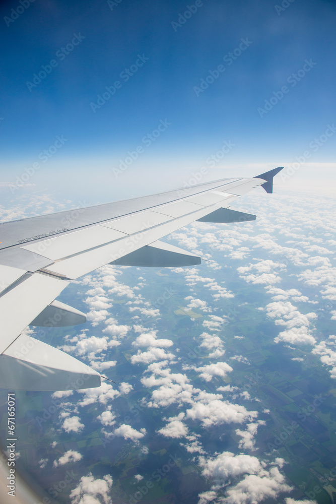 Obraz premium Airplane wing out of window