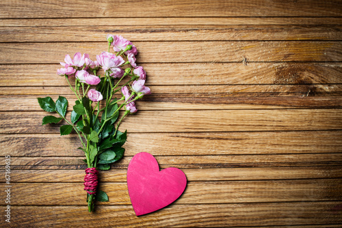 Fototapeta Naklejka Na Ścianę i Meble -  Pink garden roses and a heart on wooden board, Valentines Day