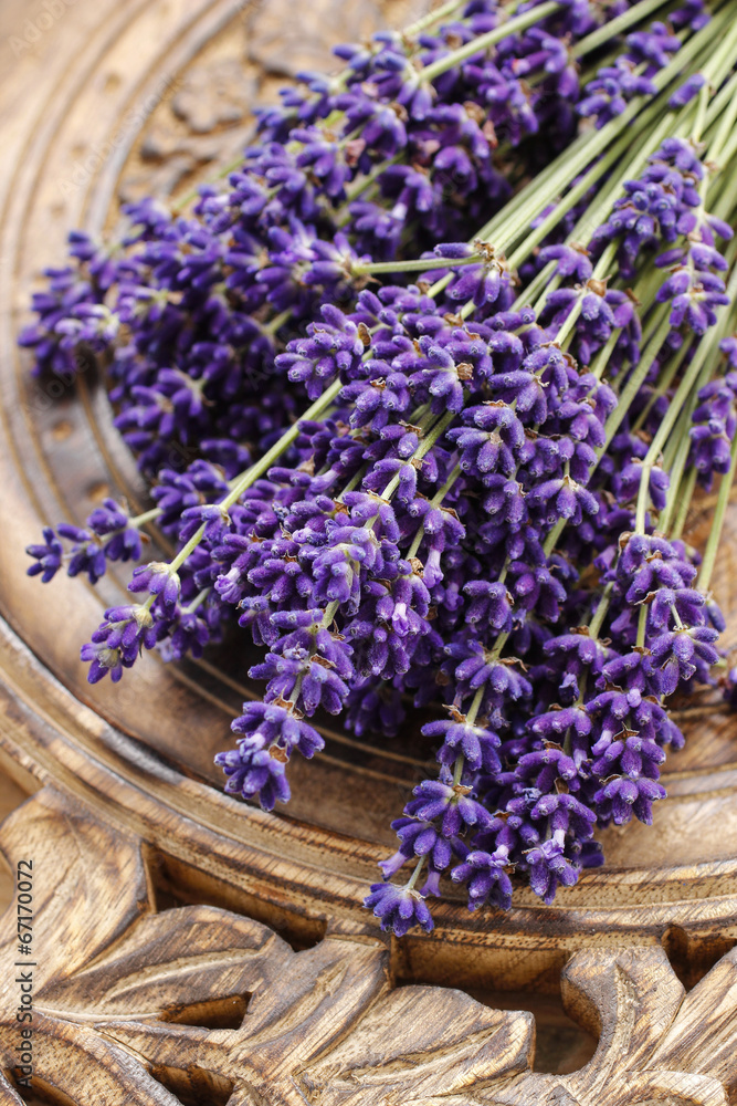 Naklejka premium Bunch of lavender on wooden table