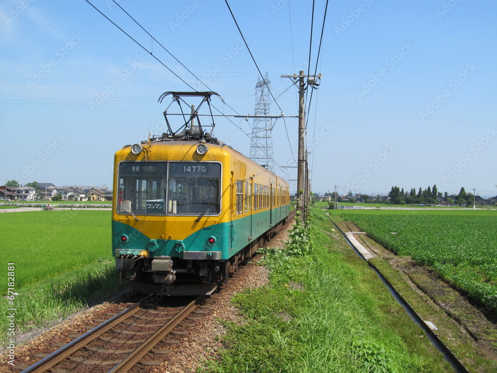 郊外を走る富山地方鉄道