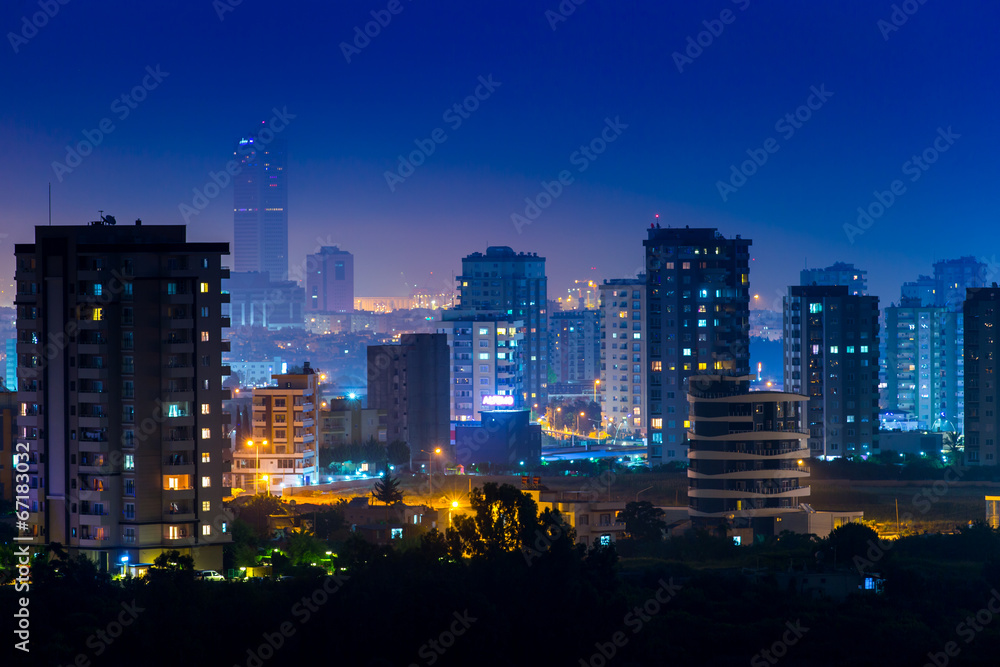 Naklejka premium Piękne miasto nocą