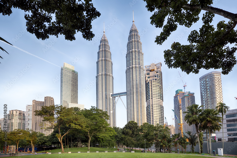Obraz premium KLCC Park wczesnym rankiem w Kuala Lumpur w Malezji