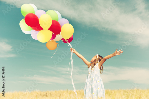 Kind mit Luftballons photo