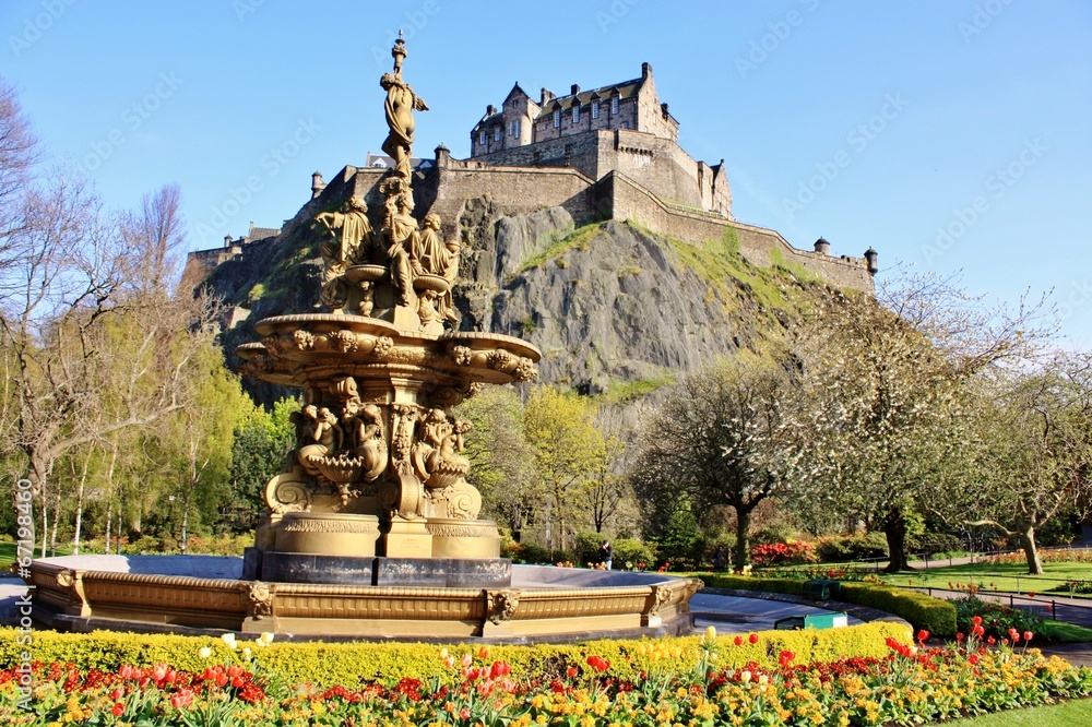Obraz premium 花と噴水とエジンバラ城