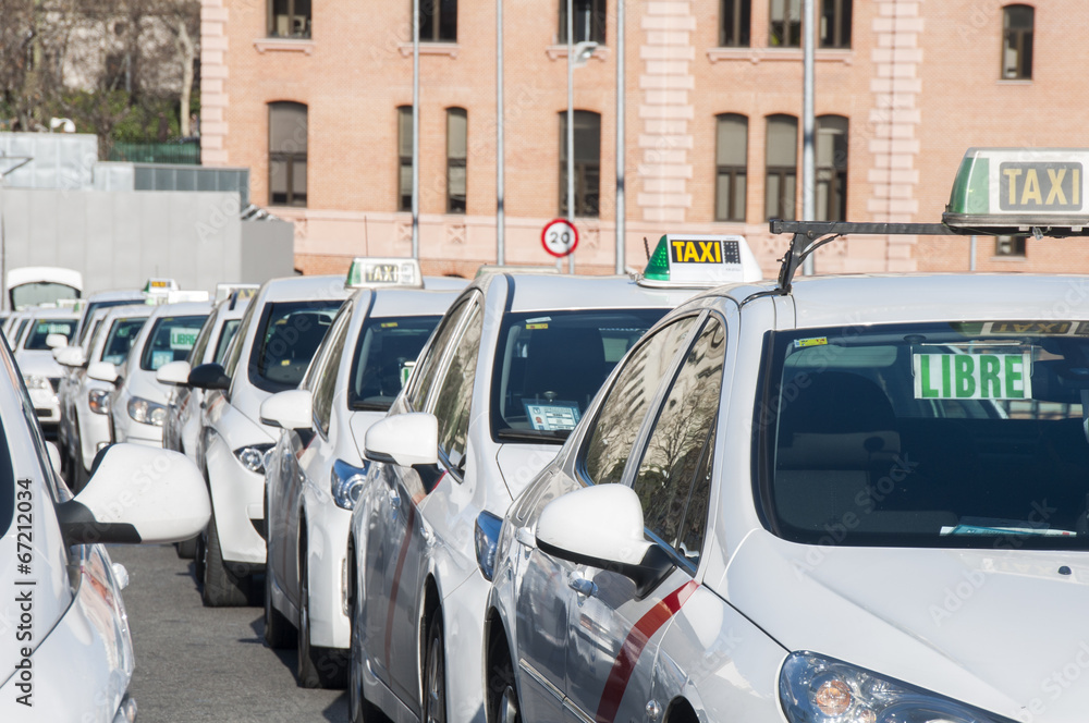Obraz premium Lots of white taxis in Madrid, Spain
