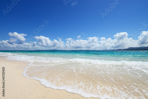 慶良間の美しいビーチと夏空 © sunabesyou