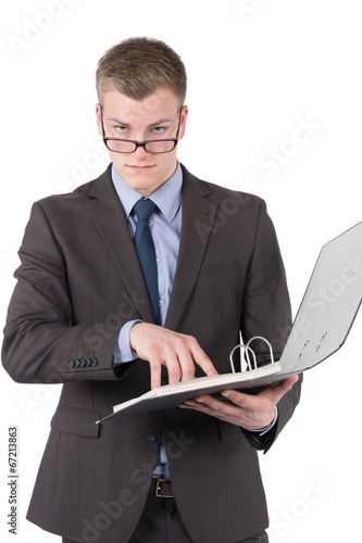 Junger skeptischer Mann schaut über Brille