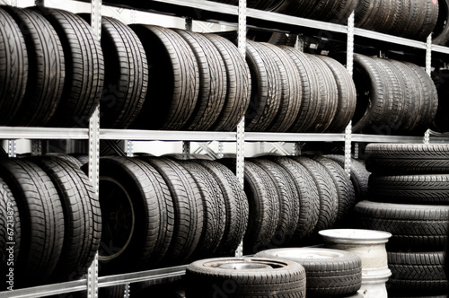 Großes Reifeninventar für verschiedene Fahrzeugtypen. Reifenlager.