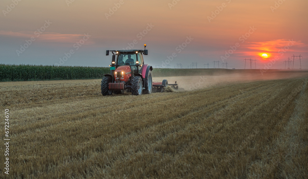 Obraz premium tractor plowing