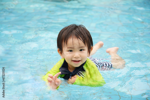 プールで遊ぶ笑顔の男の子 photo