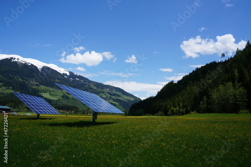 Photovoltaik Tracker in Wiese photo