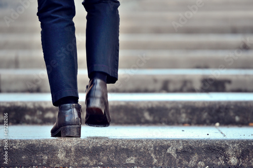 Fototapeta Człowiek posuwa się po schodach