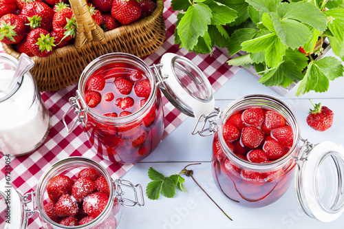 Homemade preserves, prepare compote of strawberries.