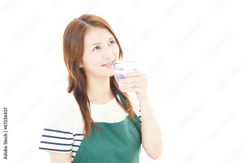水を飲む笑顔の女性 水を飲む笑顔の女性