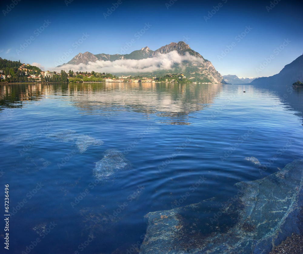 Naklejka premium Morning on Lake Lecco. Lecco