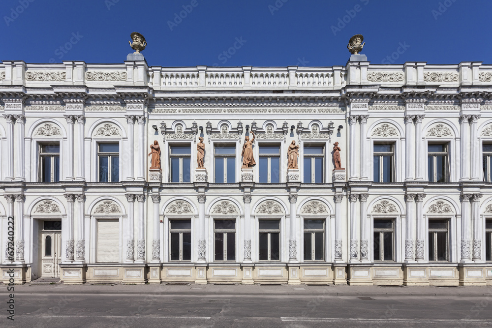 Fototapeta premium Palace of spectacular carvings and sculptures of women