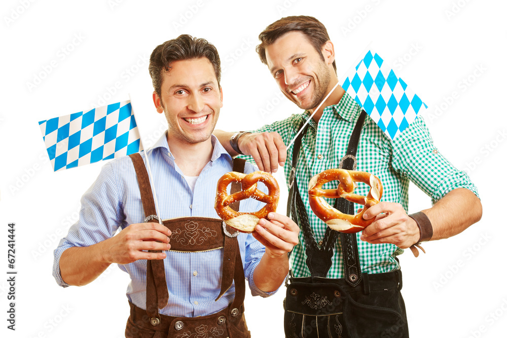 Zwei Männer mit Brezn und bayrischer Fahne
