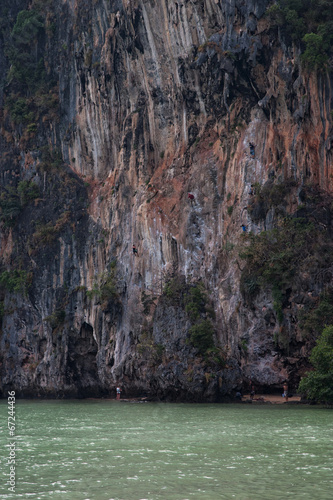Rallay cliff limestone © sundaemorning
