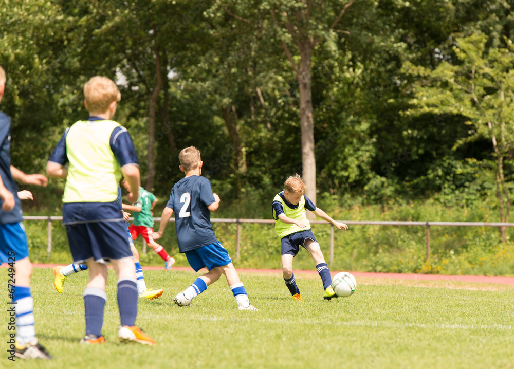 Obraz premium Kinder beim Fußballspielen