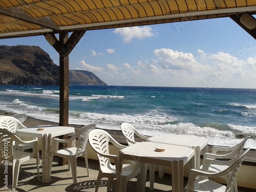 Terrazza con tavoli e vista sul mare