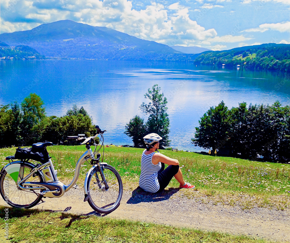 Fototapeta premium biking around the lake 02