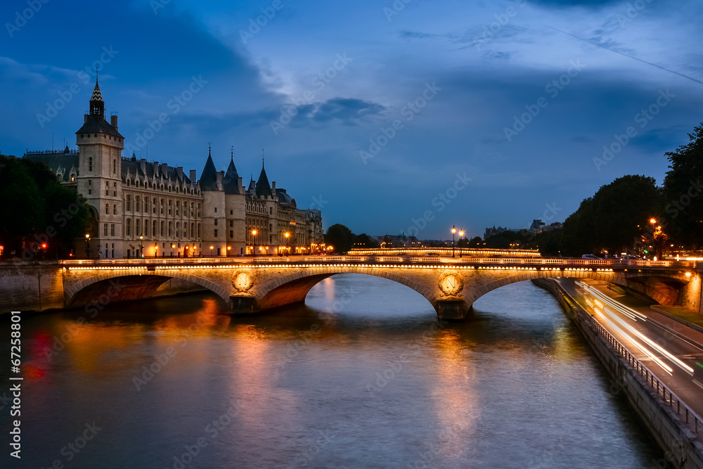 Palais de Justice, night view over the Seine
