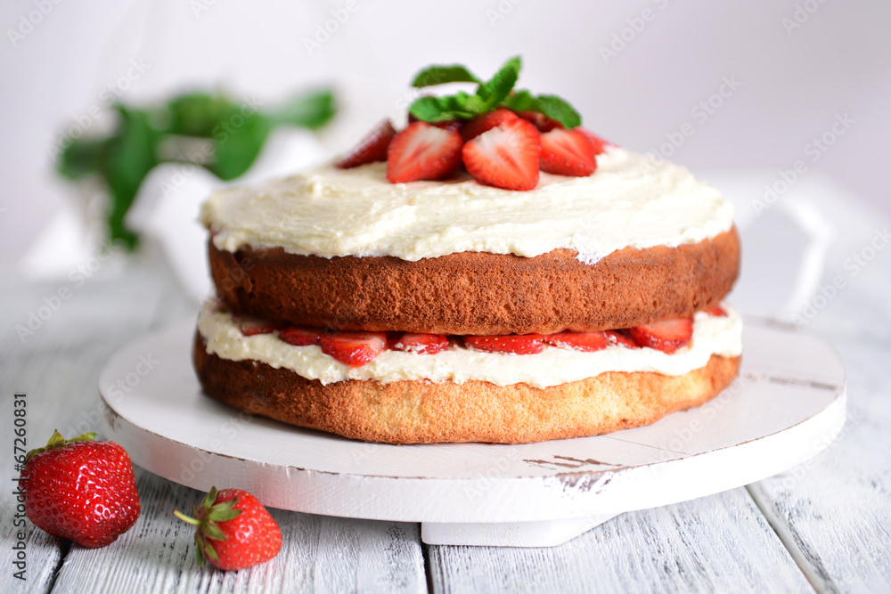 Delicious biscuit cake with strawberries Delicious biscuit cake with strawberries