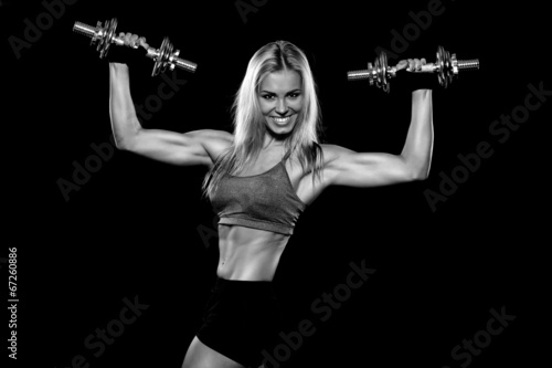 woman lifting dumbbells