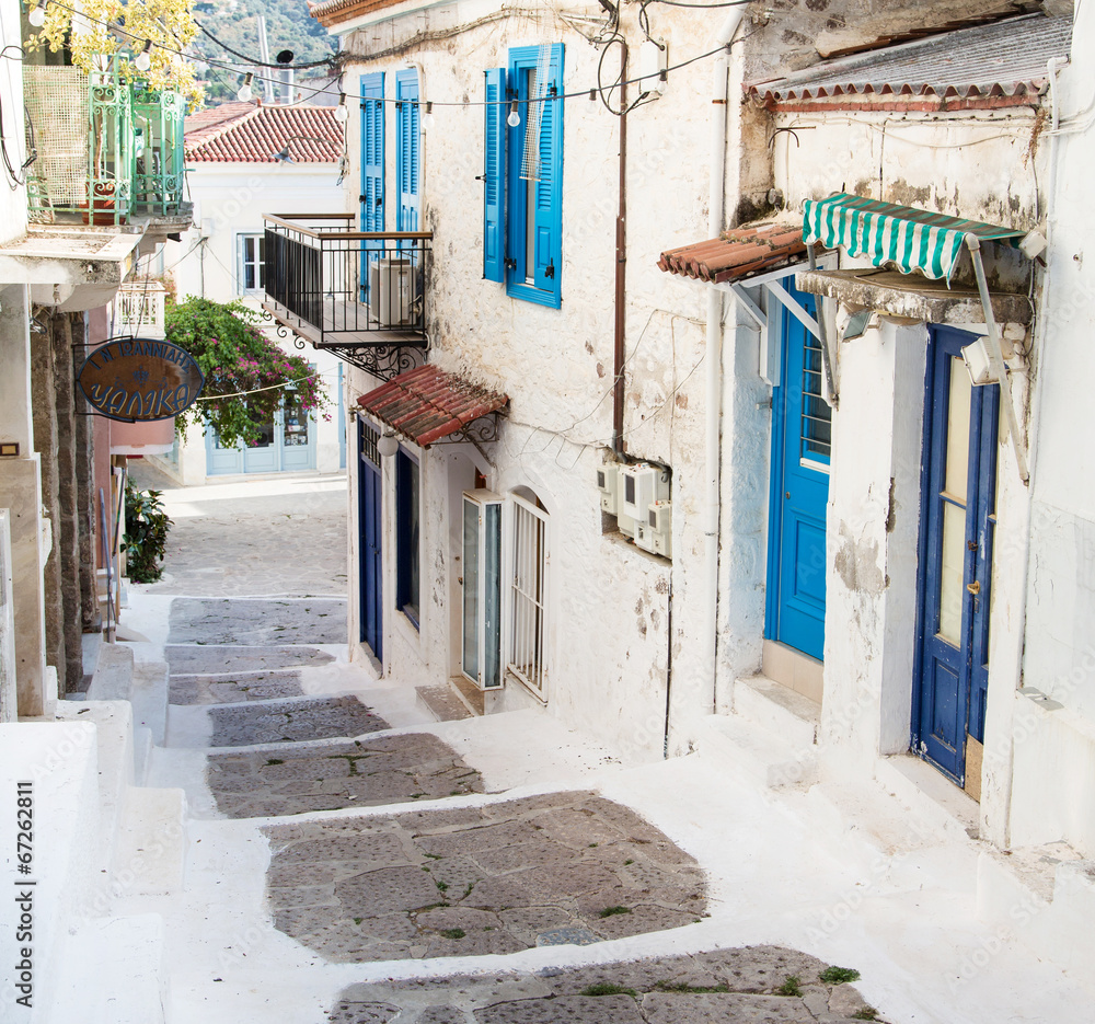 Alte Häuser - gesehen auf der Insel Poros in Griechenland. - obrazy, fototapety, plakaty 