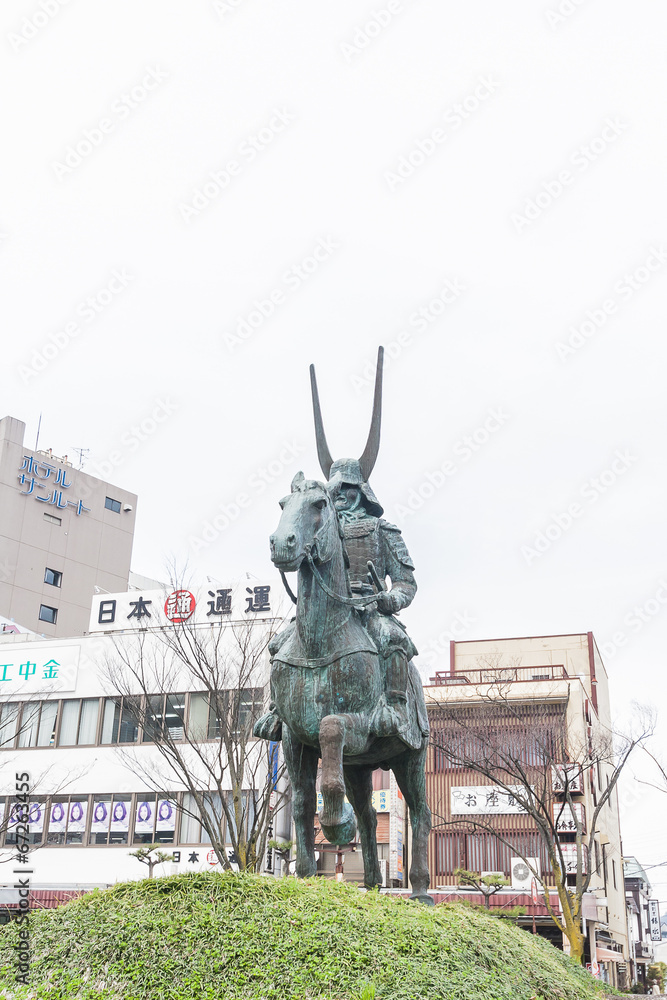 Naklejka premium 彦根駅前の井伊直政の銅像