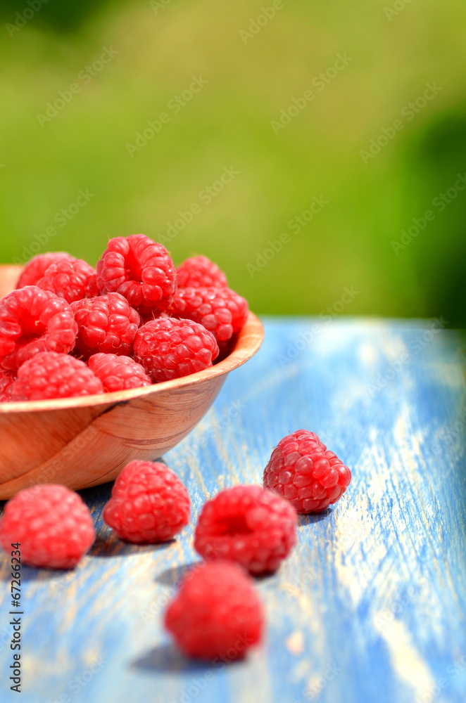 smaczne maliny na stole w ogrodzie smaczne maliny na stole w ogrodzie
