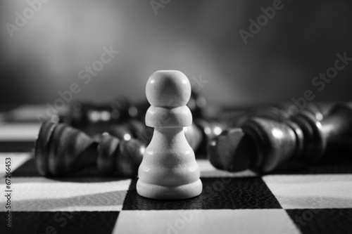 Foto Chess board with chess pieces on grey background